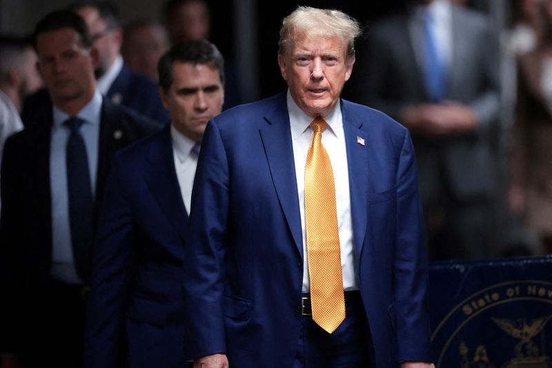 © Reuters. Former U.S. President Donald Trump walks to speak to the press at his trial for allegedly covering up hush money payments at Manhattan Criminal Court, New York, U.S. May 7, 2024. Win McNamee/Pool via REUTERS/FIle Photo