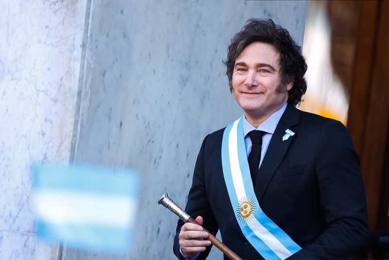 © Reuters. FILE PHOTO: Argentina's President Javier Milei takes the stage outside the Cabildo during the commemoration of the 214th anniversary of the May Revolution, in Cordoba, Argentina May 25, 2024. REUTERS/Leandro Bustamante Gomez/File Photo