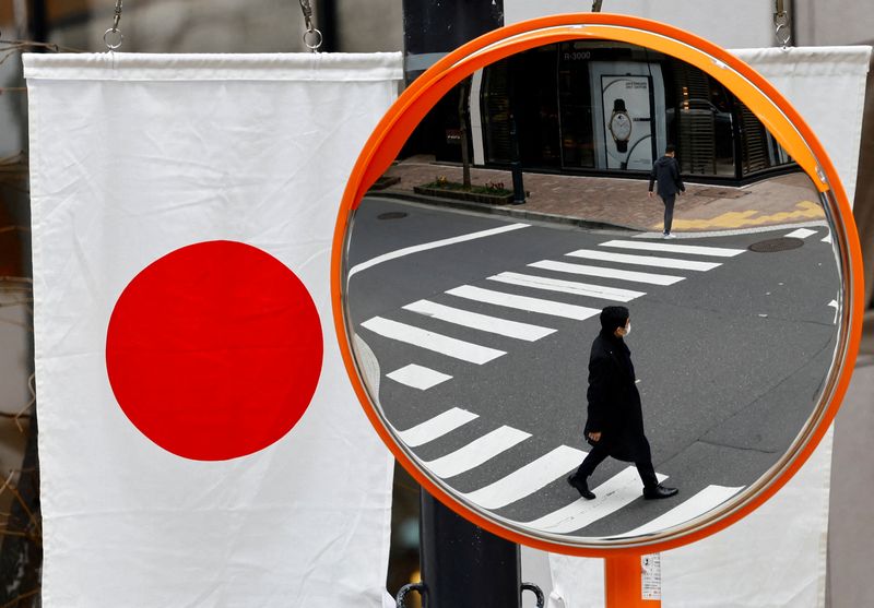 &copy; Reuters. FILE PHOTO: Pedestrians are reflected on a curved mirror next to Japan’s national flag in a shopping district in Tokyo, Japan March 19, 2024. REUTERS/Kim Kyung-Hoon/file photo