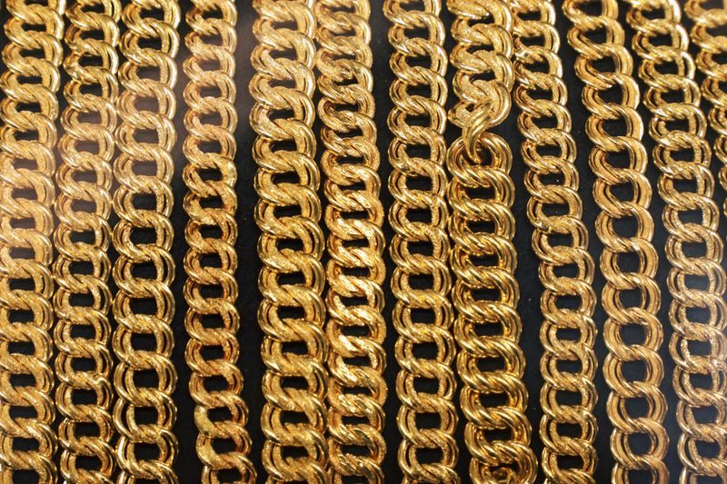 &copy; Reuters. FILE PHOTO: Gold chains are displayed at VJ Gold and Diamond jewellery shop in Kuala Lumpur, Malaysia August 10, 2020. Picture taken through a glass window. REUTERS/Lim Huey Teng/File Photo