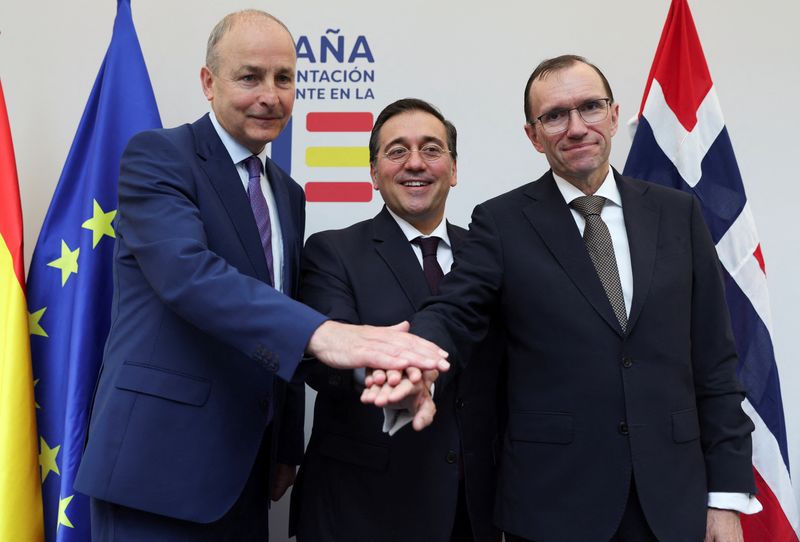 &copy; Reuters. Spanish Foreign Minister Jose Manuel Albares, Norway's Foreign Minister Espen Barth Eide and Ireland's Foreign Minister Micheal Martin gesture after a press conference in Brussels, Belgium May 27, 2024.REUTERS/Johanna Geron