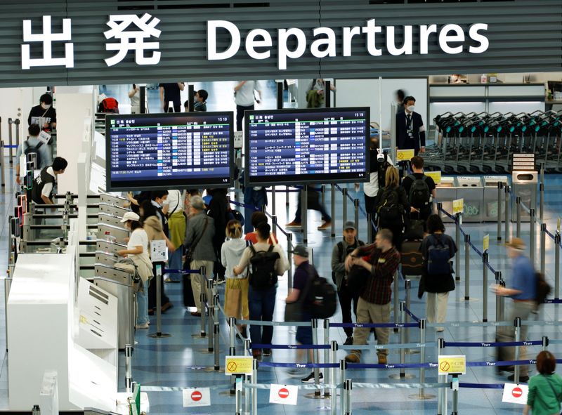 © Reuters.  FILE PHOTO: Passengers stand in the international departure lobby at Tokyo International Airport, also known as Haneda Airport, in Tokyo, Japan, April 29, as Japan enters the Golden Week holiday season after lifting coronavirus disease (COVID-19) measures. .  2023. REUTERS/Issei Kato/File Photo