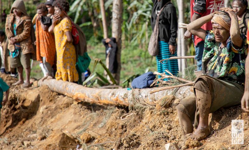 © Reuters. Onlookers react as people clear an area at the site of a landslide in Yambali village, Enga Province, Papua New Guinea, May 27, 2024.   UNDP Papua New Guinea/Handout via REUTERS