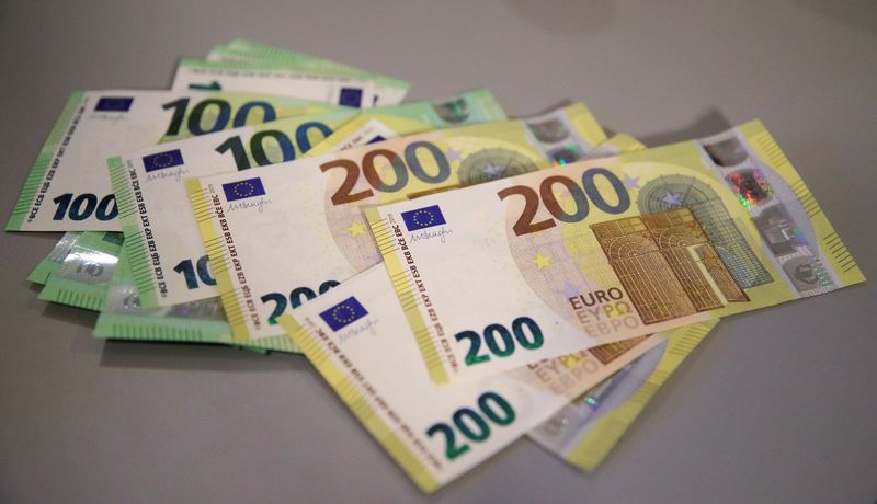 &copy; Reuters. Banconote da 100 e 200 euro a Vienna. 17 settembre 2018. REUTERS/Heinz-Peter Bader