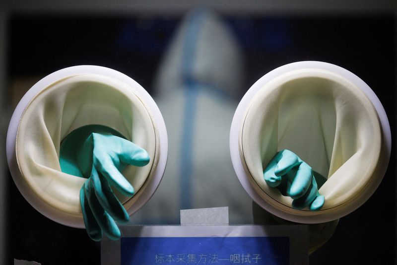 © Reuters. FILE PHOTO: Rubber gloves used to administer throat swab tests are seen at a street booth amid the coronavirus disease (COVID-19) pandemic in Beijing, China, January 17, 2022. REUTERS/Thomas Peter/File Photo