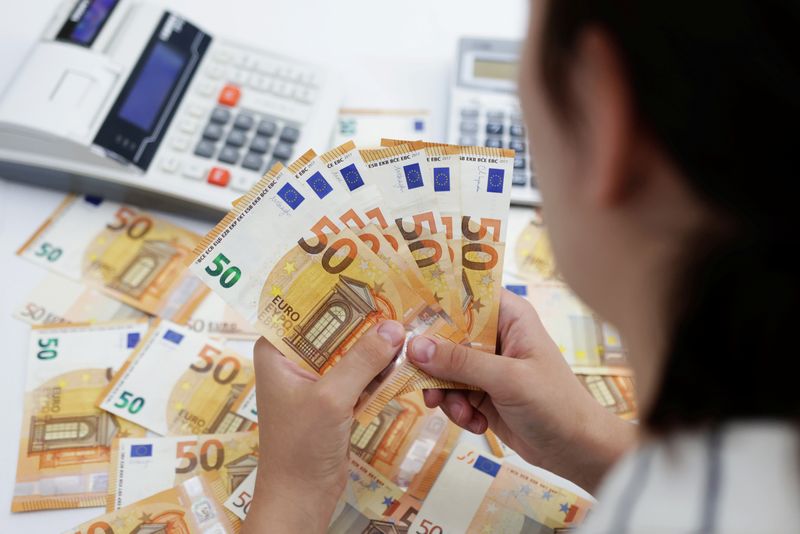 © Reuters. A woman holds Euro banknotes in this illustration taken May 30, 2022. REUTERS/Dado Ruvic/Illustration