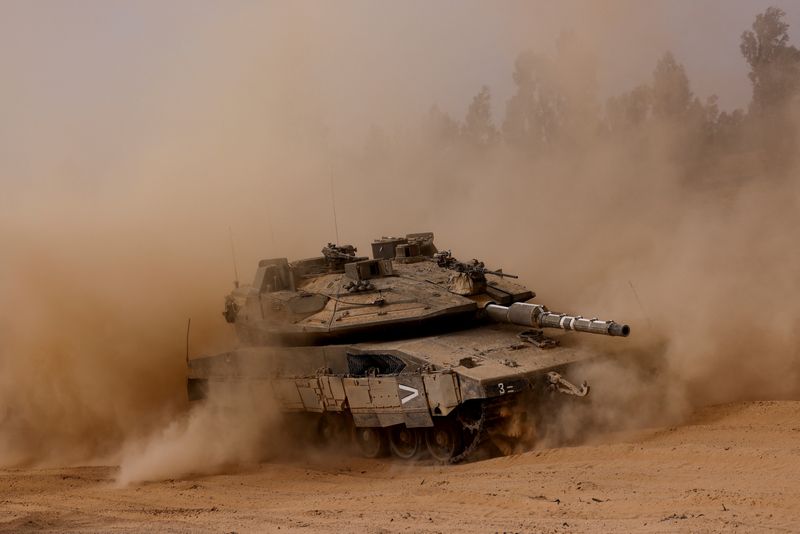 © Reuters. A tank manoeuvres near the Israel-Gaza border, amid the ongoing conflict between Israel and the Palestinian Islamist group Hamas, in Israel, May 27, 2024. REUTERS/Amir Cohen