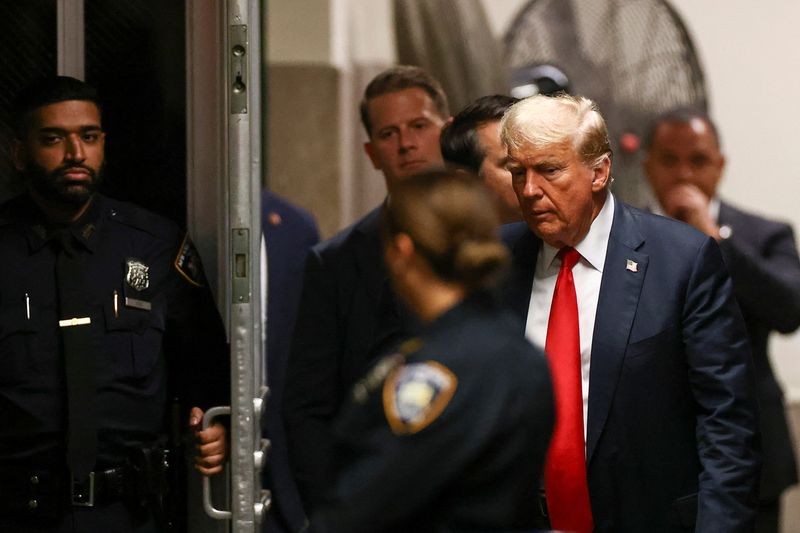 © Reuters.  Republican presidential candidate and former US President Donald Trump arrives, as his criminal trial on charges that he falsified business records to hide the money he was paid to silence porn star Stormy Daniels in 2016 continues, in Manhattan state court in New York City, US May 28, 2024 .REUTERS/Andrew Kelly/Kolam