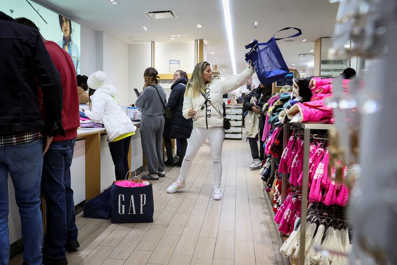 &copy; Reuters. Shoppers looking for early Black Friday sales checkout at a Gap Store in Times Square on the Thanksgiving holiday in New York City, U.S., November 24, 2022. REUTERS/Brendan McDermid