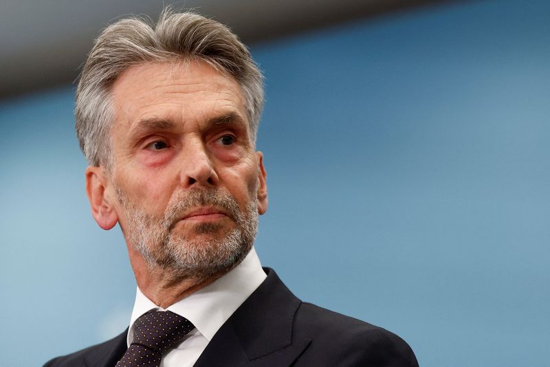 © Reuters. Former Dutch intelligence chief Dick Schoof looks on at a press conference as he is presented as the proposed prime minister of the Netherlands, in The Hague, Netherlands, May 28, 2024. REUTERS/Piroschka van de Wouw