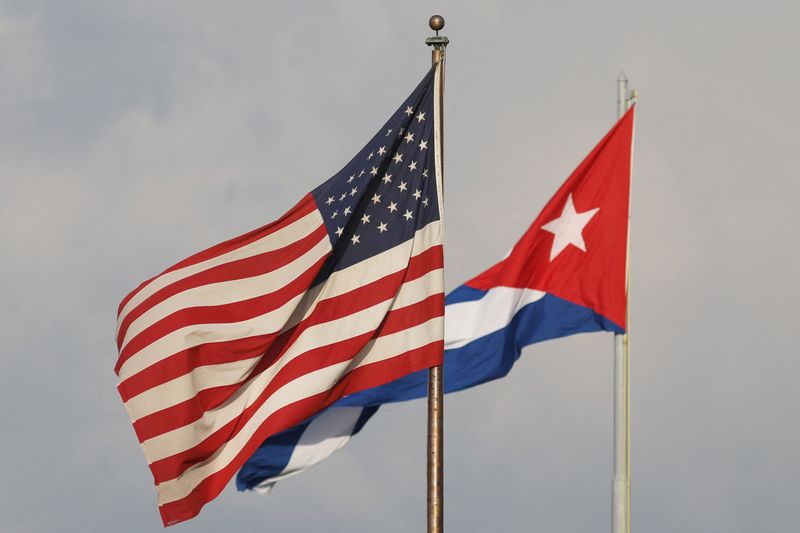 &copy; Reuters. Bandeiras dos Estados Unidos e de Cuba na embaixada dos EUA em Havanan13/05/2024 REUTERS/Alexandre Meneghini