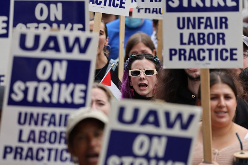 &copy; Reuters. Unionized academic workers, upset about the University of California's response to pro-Palestinian protests at various campuses, shout slogans as they strike at the University of California Los Angeles (UCLA) in Los Angeles, California, U.S., May 28, 2024