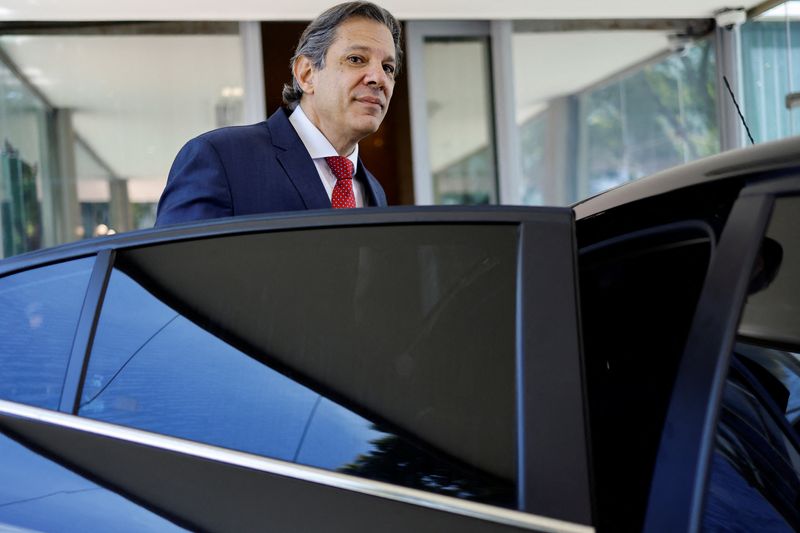 &copy; Reuters. Ministro da Fazenda, Fernando Haddad, entra em carro na frente do minsitério, em Brasílian28/12/2023nREUTERS/Ueslei Marcelino