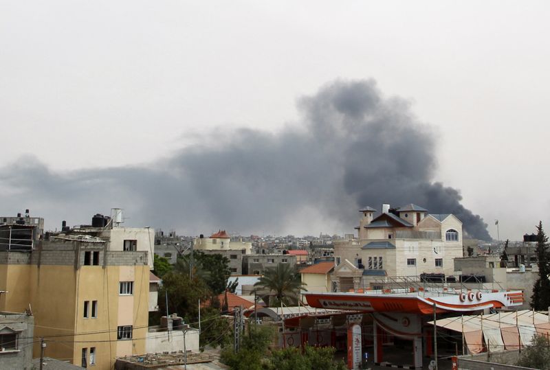 &copy; Reuters. Fumaça é vista em Rafah, no sul da Faixa de Gaza, após ataques de Israel n28/05/2024nREUTERS/Hatem Khaled