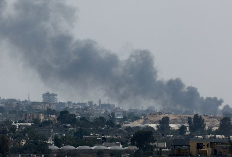 &copy; Reuters. Smoke rises following Israeli strikes during an Israeli military operation in Rafah, as seen from Khan Younis, in the southern Gaza Strip, May 28, 2024. REUTERS/Mohammed Salem   