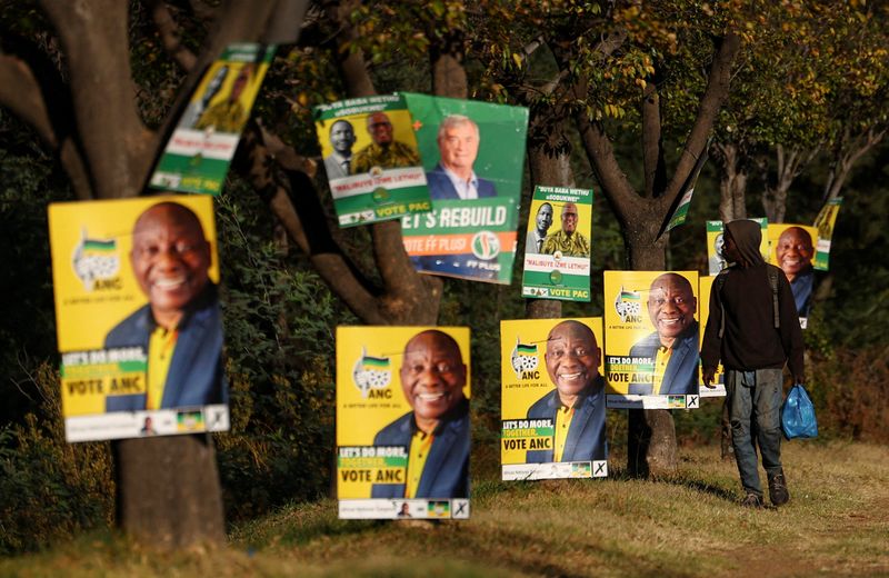 © Reuters. FILE PHOTO: A man walks past election posters of the ruling African National Congress (ANC), as South Africa prepares for the May 29 general elections, in Soweto, South Africa, May 24, 2024. REUTERS/Siphiwe Sibeko/File Photo
