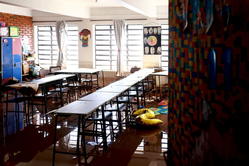 &copy; Reuters. Sala de aula inundada após inundações devido a fortes chuvas em Porto Alegre, Rio Grande do Sul, Brasiln22/05/2024nREUTERS/Diego Vara