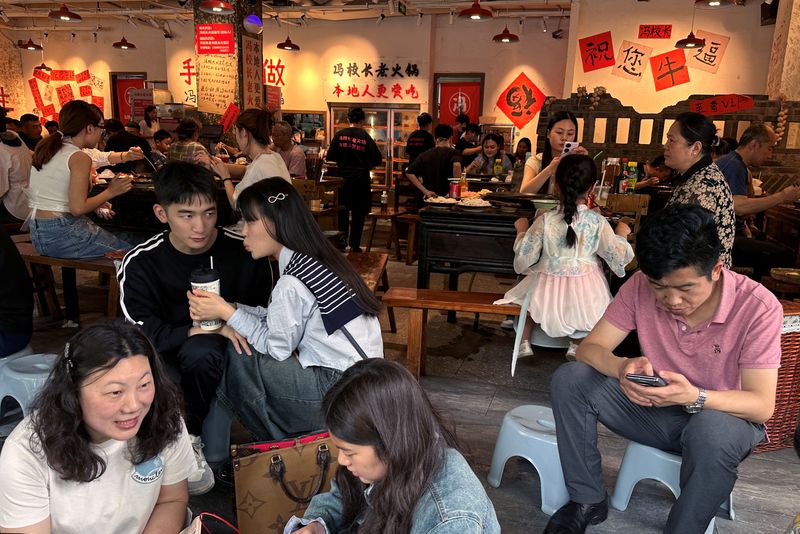 © Reuters. FILE PHOTO: People wait for a table at a restaurant in Chengdu, Sichuan province, China April 13, 2024. REUTERS/Tingshu Wang/File Photo