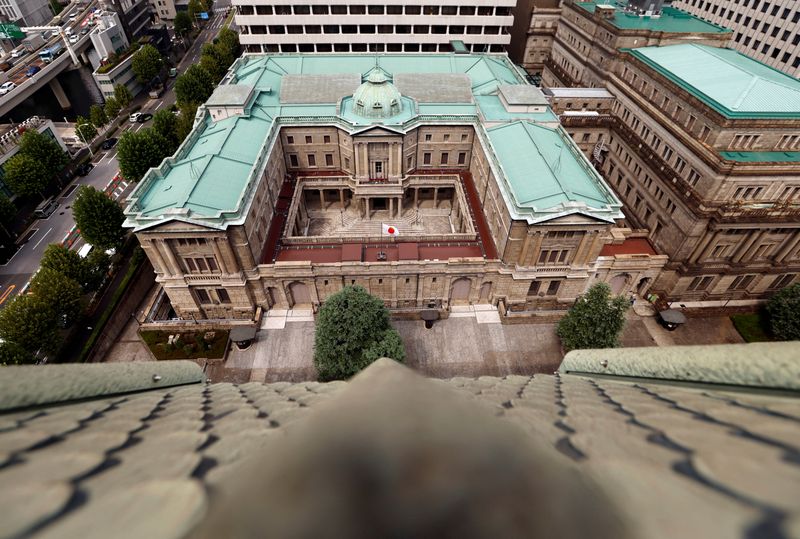 © Reuters. FILE PHOTO: Japanese national flag is hoisted atop the headquarters of Bank of Japan in Tokyo, Japan September 20, 2023.  REUTERS/Issei Kato/File Photo