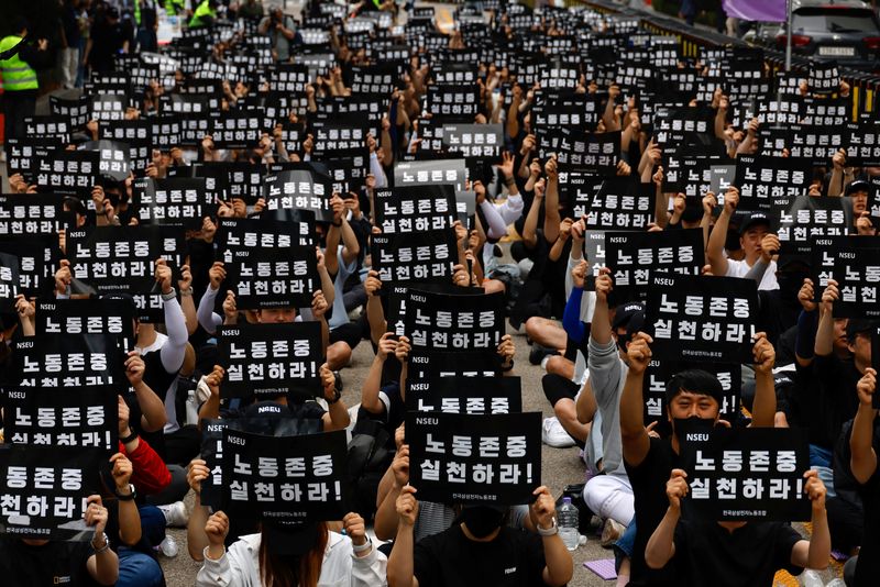 &copy; Reuters. FILE PHOTO: The National Samsung Electronics Union (NSEU) members hold banners that read "Respect labour" in front of the Samsung Electronics Seocho Building in Seoul, South Korea, May 24, 2024. REUTERS/Kim Soo-hyeon/File Photo
