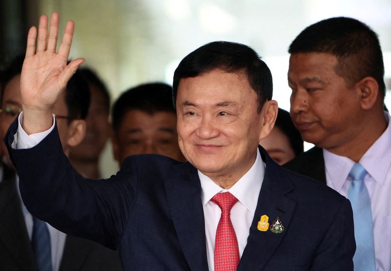 © Reuters. FILE PHOTO: Former Thai Prime Minister Thaksin Shinawatra, who is expected to be arrested upon his return as he ends almost two decades of self-imposed exile, waves at Don Mueang airport in Bangkok, Thailand August 22, 2023. REUTERS/Athit Perawongmetha/ File Photo