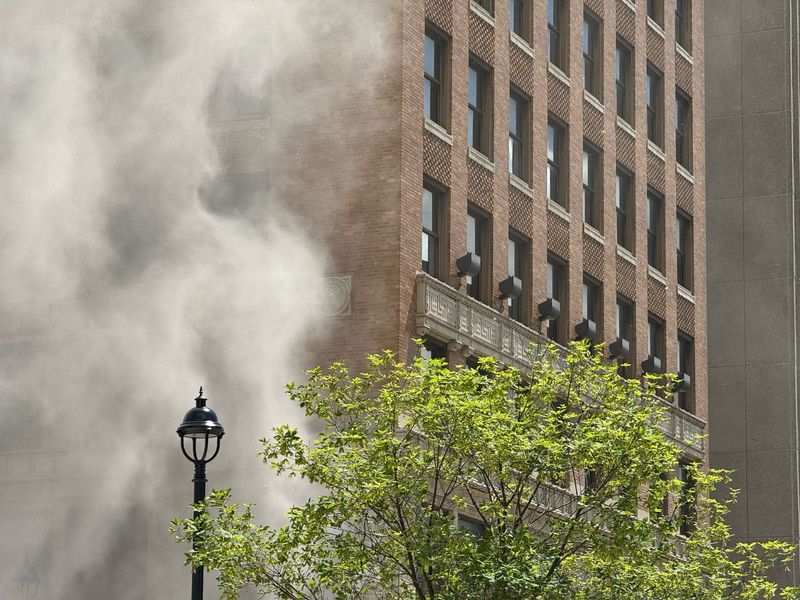 © Reuters. Smoke rises from a JPMorgan Chase & Co. building following an explosion, in Youngstown, Ohio, U.S. May 28, 2024 in this picture obtained from social media. Ron Flaviano/via REUTERS 