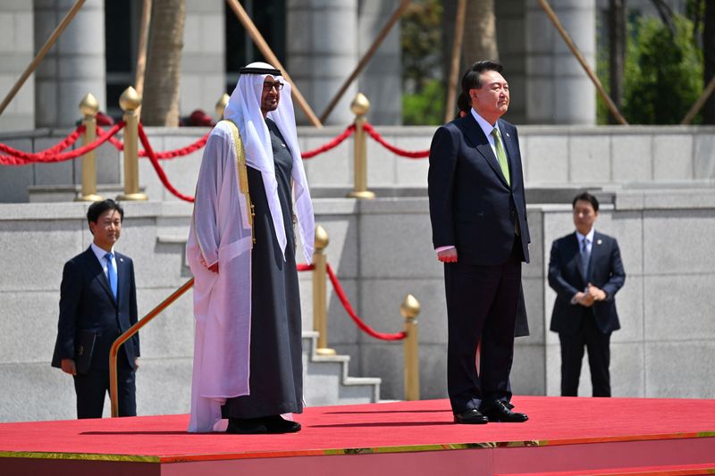 &copy; Reuters. United Arab Emirates President Sheikh Mohamed bin Zayed Al Nahyan (L) and South Korean President Yoon Suk Yeol (R) attend at a welcoming ceremony at the Presidential Office in Seoul on May 29, 2024.     JUNG YEON-JE/Pool via REUTERS