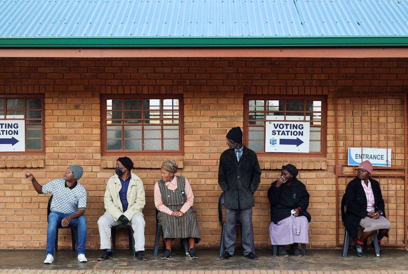 &copy; Reuters. People queue to cast their votes in the South African elections at Mahlanhle Primary School in Ga Mahlanhle, Limpopo Province, South Africa, May 29, 2024. REUTERS/Alet Pretorius