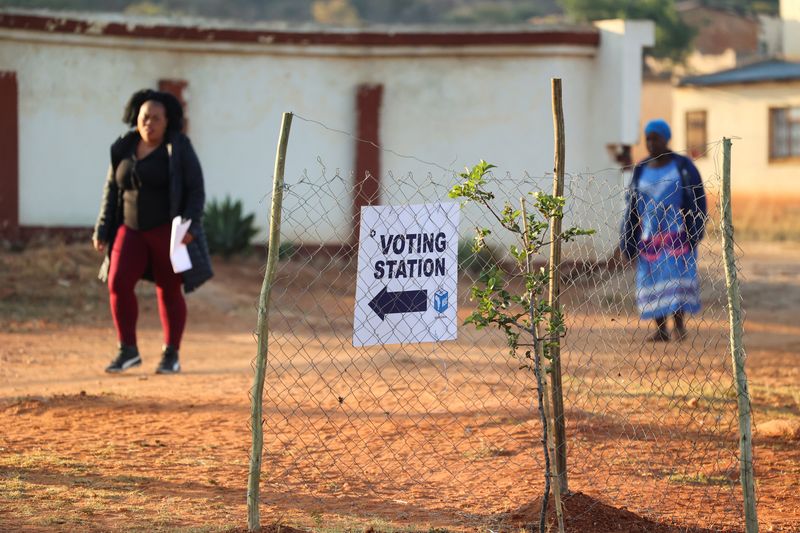 &copy; Reuters. A view of a sign displaying the direction in which the voting station is located as people walk to cast their votes in the South African elections in Mahlanhle Primary School in Ga Mahlanhle, Limpopo Province, South Africa, May 29, 2024. REUTERS/Alet Pret