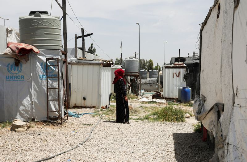 © Reuters. A Syrian refugee woman stands near tents at an informal tented settlement in the Bekaa valley, Lebanon May 23, 2024. REUTERS/Emilie Madi