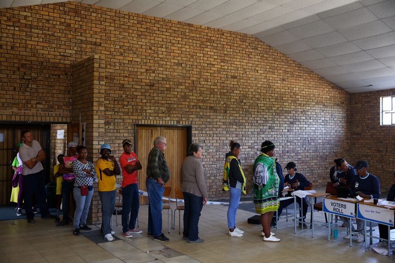 © Reuters. People queue to vote at a polling station during the South African elections in Hopetown, Northern Cape province, South Africa May 29, 2024 REUTERS/Siphiwe Sibeko