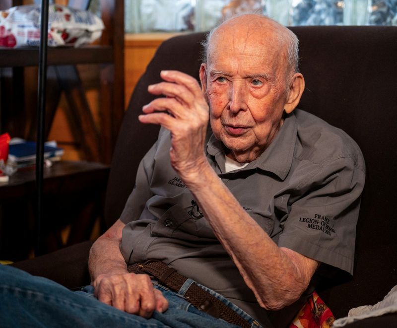 © Reuters. Jake Larson, a 101-year-old World War II veteran who participated in D-Day, history's largest amphibious invasion, at Omaha Beach on June 6, 1944, looks on during an interview with Reuters at his home in Martinez, California, U.S. May 20, 2024. REUTERS/Dylan Bouscher