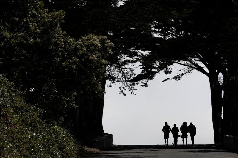 © Reuters. FILE PHOTO: People walk along a road at the Golden Gate National Parks Conservancy in San Francisco, California, U.S., June, 29, 2022. REUTERS/Carlos Barria/File Photo