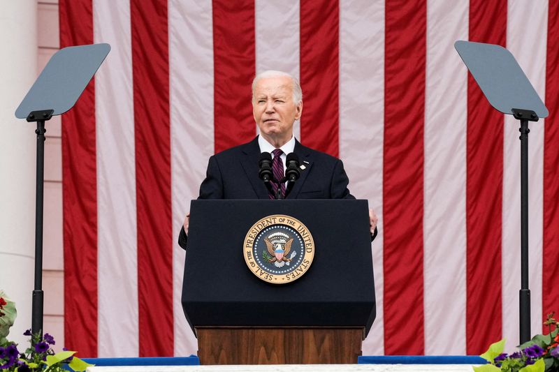 © Reuters. U.S. President Joe Biden speaks during the National Memorial Day Wreath-Laying and Observance Ceremony at Arlington National Cemetery, in Arlington, Virginia, U.S., May 27, 2024. REUTERS/Ken Cedeno/ File Photo