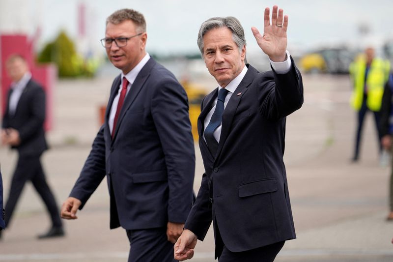 © Reuters. U.S. Secretary of State Antony Blinken waves after disembarking the plane upon arriving in Chisinau, Moldova, May 29, 2024. Vadim Ghirda/Pool via REUTERS