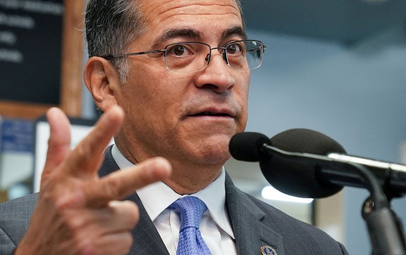 © Reuters. FILE PHOTO: U.S. Health and Human Services Secretary Xavier Becerra speaks during a visit to a pharmacy in Washington, U.S., January 12, 2023.  REUTERS/Kevin Lamarque/File Photo