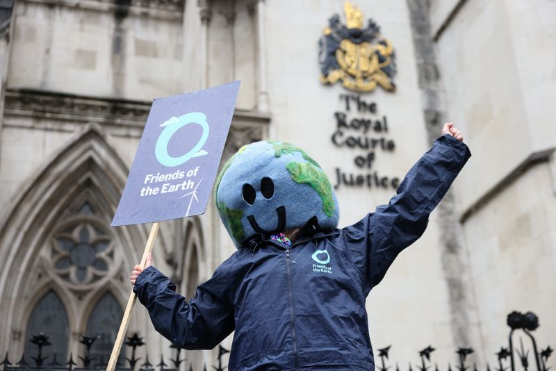 &copy; Reuters. Manifestante ambientalista do lado de fora da Alta Corte, em Londresn03/05/2024 REUTERS/Hollie Adams