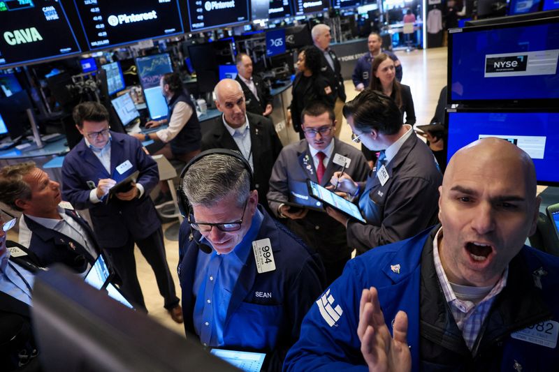 &copy; Reuters. Traders work on the floor at the New York Stock Exchange (NYSE) in New York City, U.S., May 15, 2024.  REUTERS/Brendan McDermid/File Photo