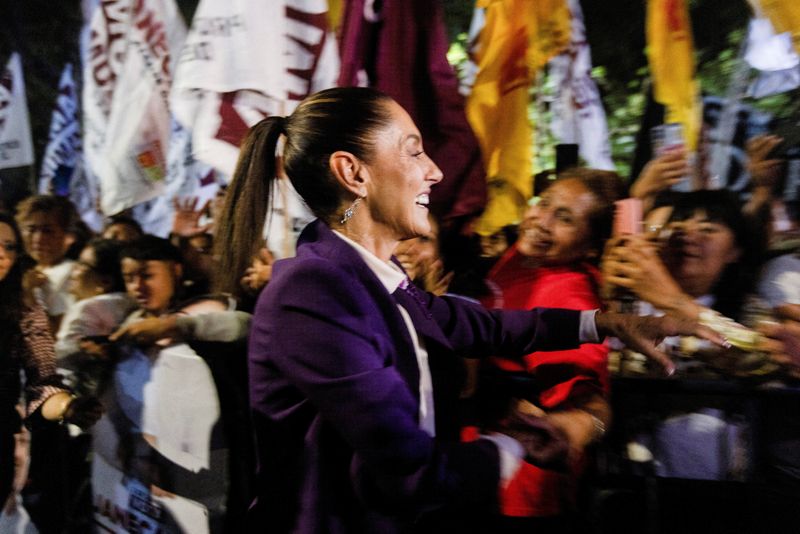 © Reuters. Presidential candidate of the ruling MORENA party Claudia Sheinbaum greets her supporters on the day of the last presidential debate at the Tlatelolco University Cultural Center, in Mexico City, Mexico, May 19, 2024. REUTERS/Quetzalli Nicte-Ha/ File Photo