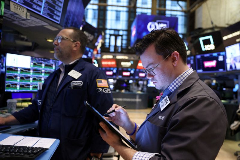 © Reuters. FILE PHOTO: Traders work on the trading floor at the New York Stock Exchange (NYSE) in New York City, U.S., April 5, 2024. REUTERS/Andrew Kelly/File Photo