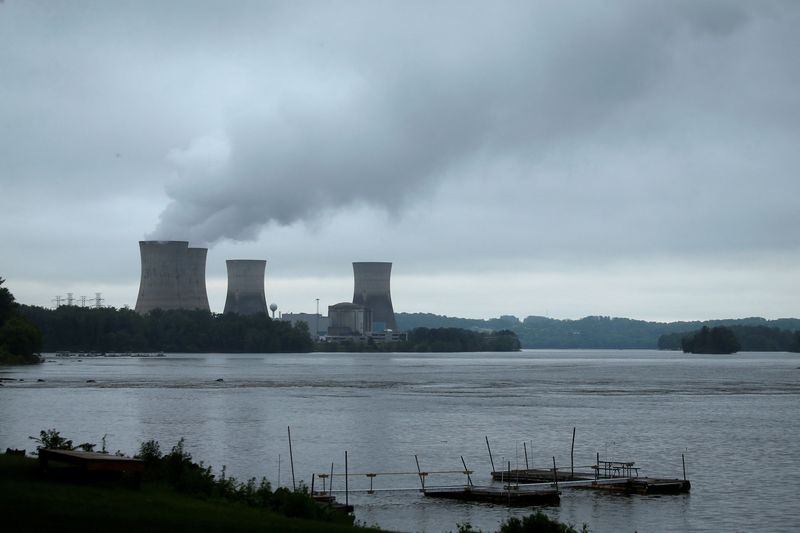 © Reuters. FILE PHOTO: The Three Mile Island Nuclear power plant is pictured from Royalton, Pennsylvania, U.S. May 30, 2017. REUTERS/Carlo Allegri/File Photo
