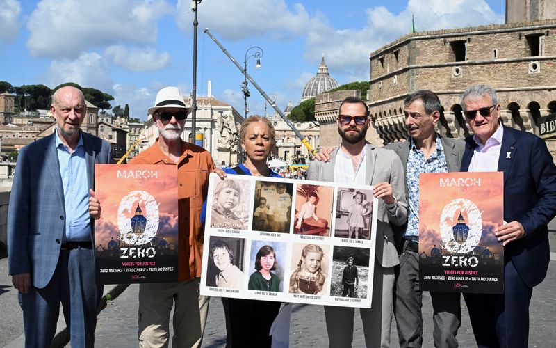 &copy; Reuters. Clergy abuse survivors stage a demonstration to protest against bishops who covered up abuses in Italy, urging Vatican to effectively combat clergy abuse in Rome, italy, May 23, 2024. REUTERS/Alberto Lingria/File Photo