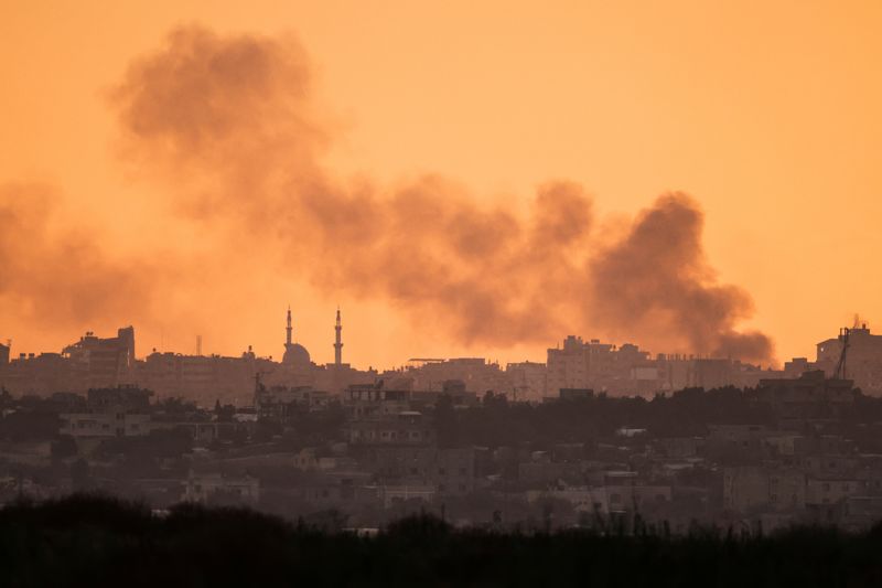 &copy; Reuters. Il fumo si alza sulla zona meridionale di Gaza, durante il conflitto in corso tra Israele e il gruppo islamista palestinese Hamas, visto dal confine israeliano con Gaza nel sud di Israele, 28 maggio 2024. REUTERS/Thomas Suenn