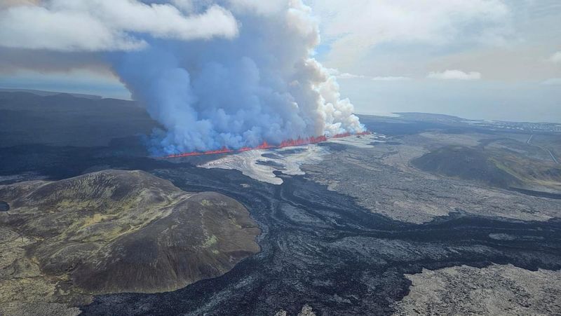 © Reuters. A volcano spews lava and smoke as it erupts near Grindavik, on Reykjanes Peninsula, Iceland, May 29, 2024. Iceland Civil Protection/Handout via REUTERS