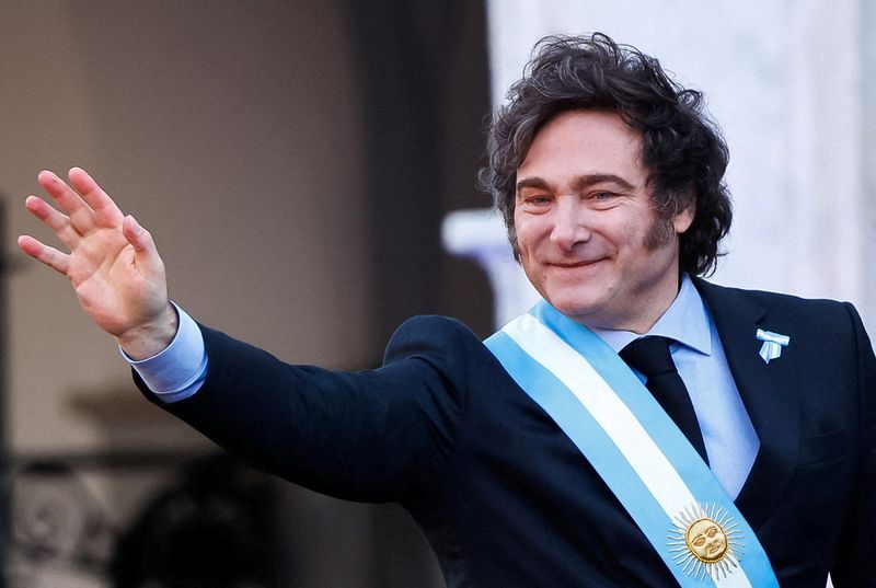 © Reuters. FILE PHOTO: Argentina's President Javier Milei waves to supporters outside the Cabildo during the commemoration of the 214th anniversary of the May Revolution, in Cordoba, Argentina May 25, 2024. REUTERS/Leandro Bustamante Gomez/File Photo