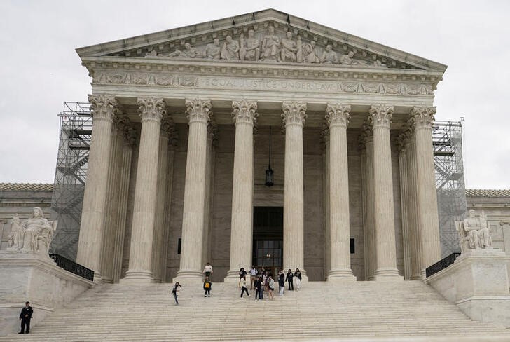 © Reuters. FILE PHOTO: The United States Supreme Court building is seen after justices unanimously reversed a Dec. 19, 2023 decision by Colorado's top court to kick Donald Trump off the state's Republican primary ballot, in Washington, U.S., March 4, 2024. REUTERS/Kevin Lamarque/File Photo 