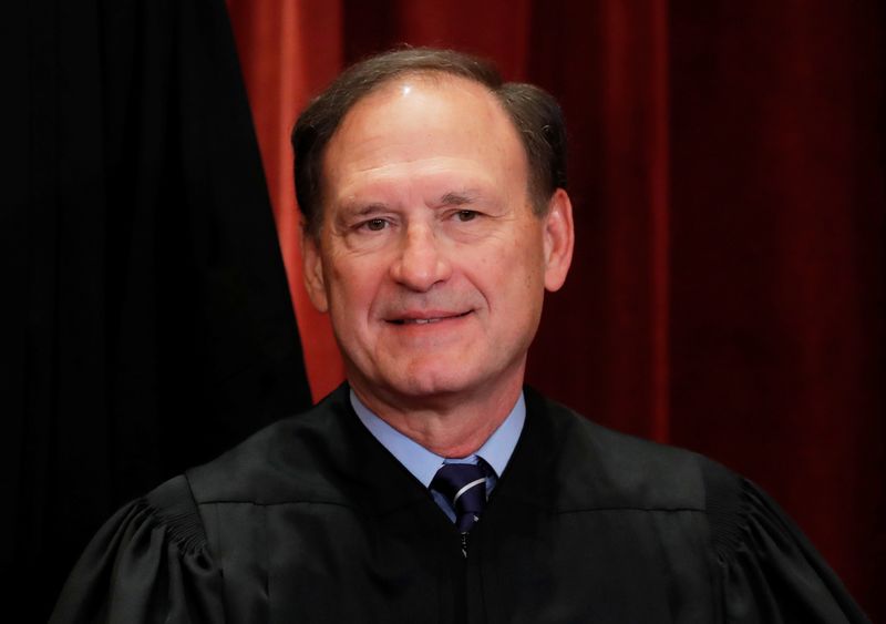 © Reuters. FILE PHOTO: U.S. Supreme Court Associate Justice Samuel Alito, Jr is seen during a group portrait session for the new full court at the Supreme Court in Washington, U.S., November 30, 2018. REUTERS/Jim Young/File Photo