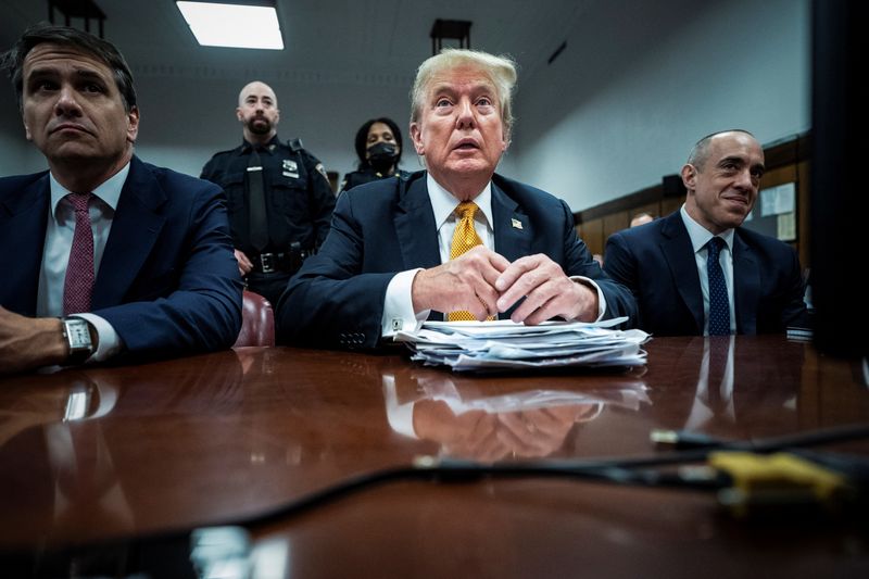 &copy; Reuters. O ex-presidente dos EUA, Donald Trump, acompanhado pelos advogados Todd Blanche e Emil Bove, em julgamento criminal no Tribunal Criminal de Manhattan, em Nova York, NYn29/05/2024nJabin Botsford/Pool via REUTERS