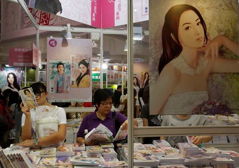 &copy; Reuters. FILE PHOTO: Book lovers select romance novels at the Hong Kong Book Fair July 18, 2012. REUTERS/Bobby Yip/File Photo