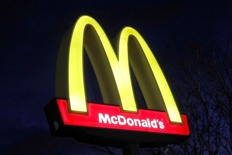 &copy; Reuters. FILE PHOTO: A sign is seen at a McDonald's restaurant in Queens, New York, U.S., March 17, 2020. REUTERS/Andrew Kelly/File Photo